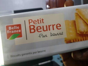 petit beurre de la marque Belle France tenu dans des mains